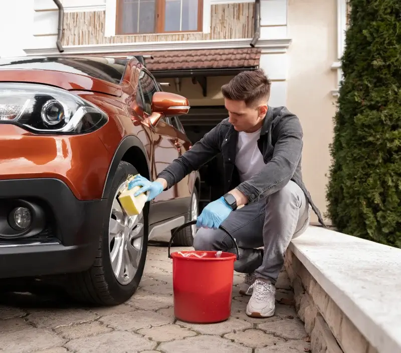 Lavage auto à domicile Caucalières : professionnel intervenant sur un véhicule